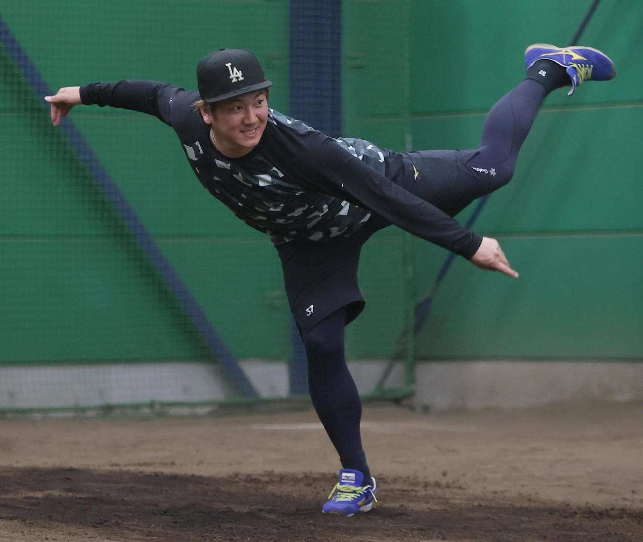 自主トレを公開し、軟式球を左手で投げるロッテ小野（撮影・足立雅史）