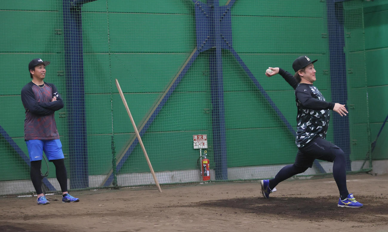 自主トレでロッテ益田（左）が見つめる中、軟式球を左手で投げるロッテ小野（撮影・足立雅史）