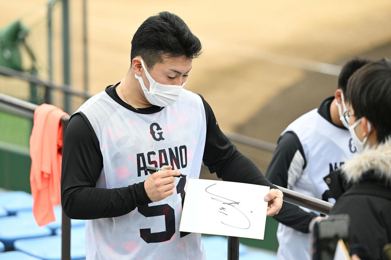 巨人新人合同自主トレでファンサービスするドラフト1位浅野（撮影・滝沢徹郎）