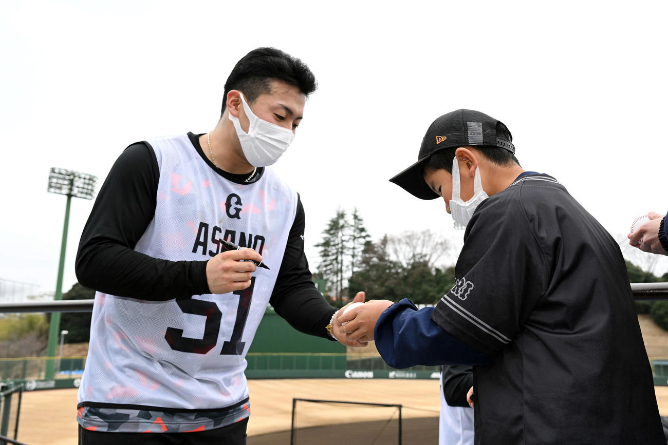 巨人新人合同自主トレでファンサービスするドラフト1位浅野（撮影・滝沢徹郎）
