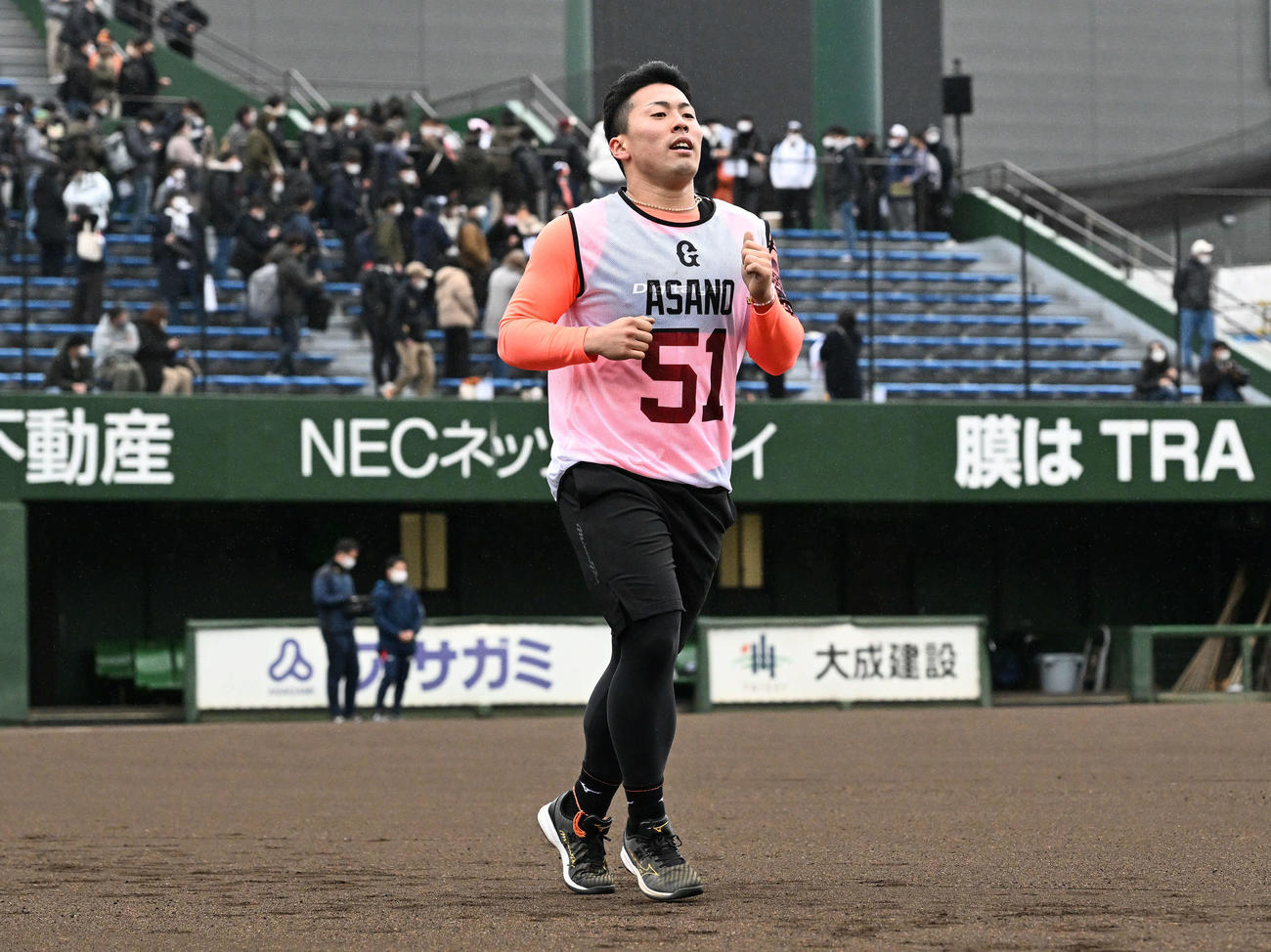 巨人新人合同自主トレの1500メートル走で苦しそうに走るドラフト1位浅野（撮影・滝沢徹郎）