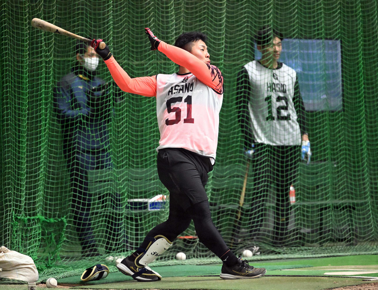 巨人新人合同自主トレでマシン打撃するドラフト1位浅野（撮影・滝沢徹郎）