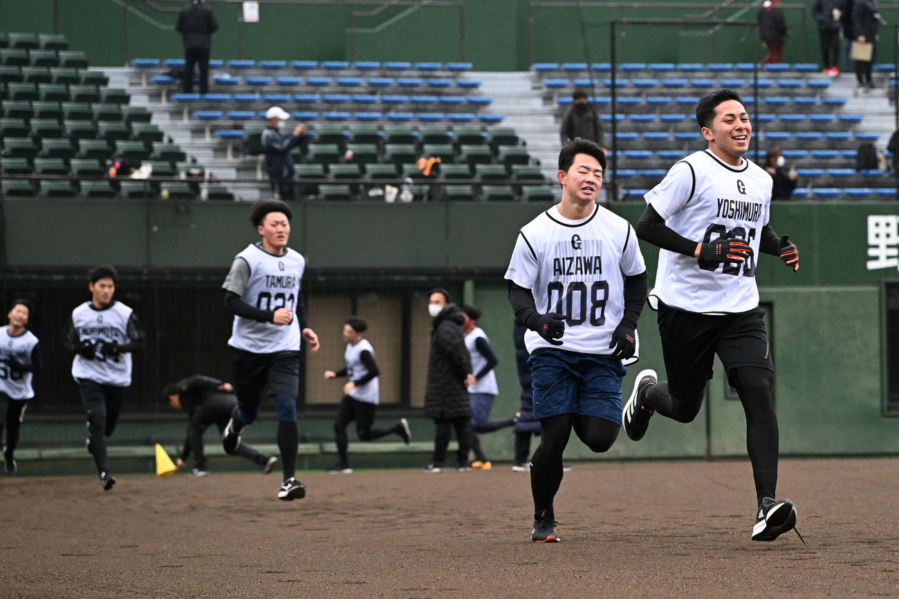巨人新人合同自主トレの1500メートル走で力走する育成3位吉村（右）（撮影・滝沢徹郎）