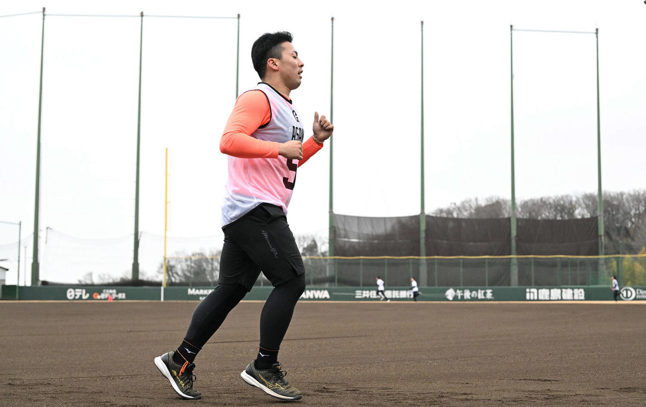 巨人新人合同自主トレの1500メートル走で苦しそうに走るドラフト1位浅野（撮影・滝沢徹郎）