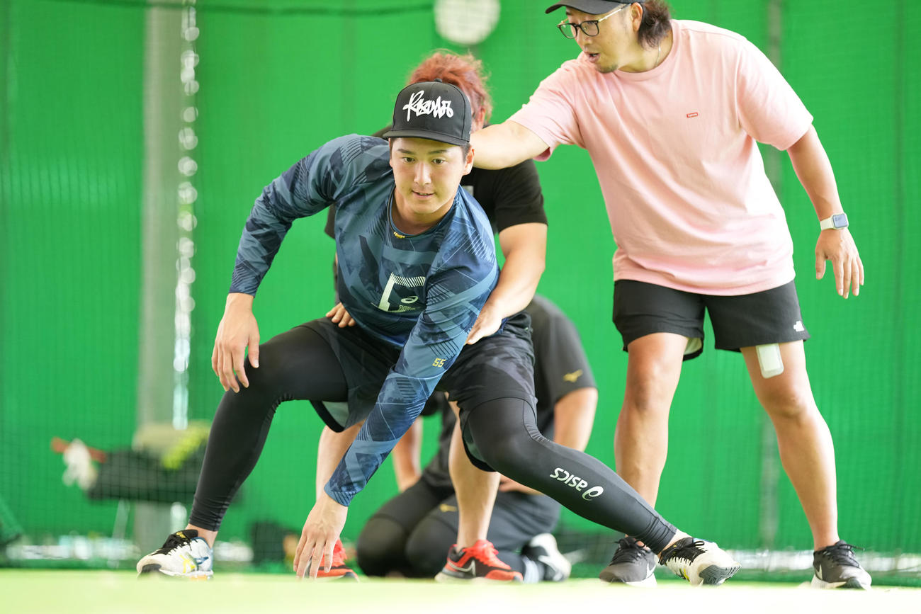 自主トレを公開し、キツいトレーニングで顔をゆがめる巨人秋広（球団提供）