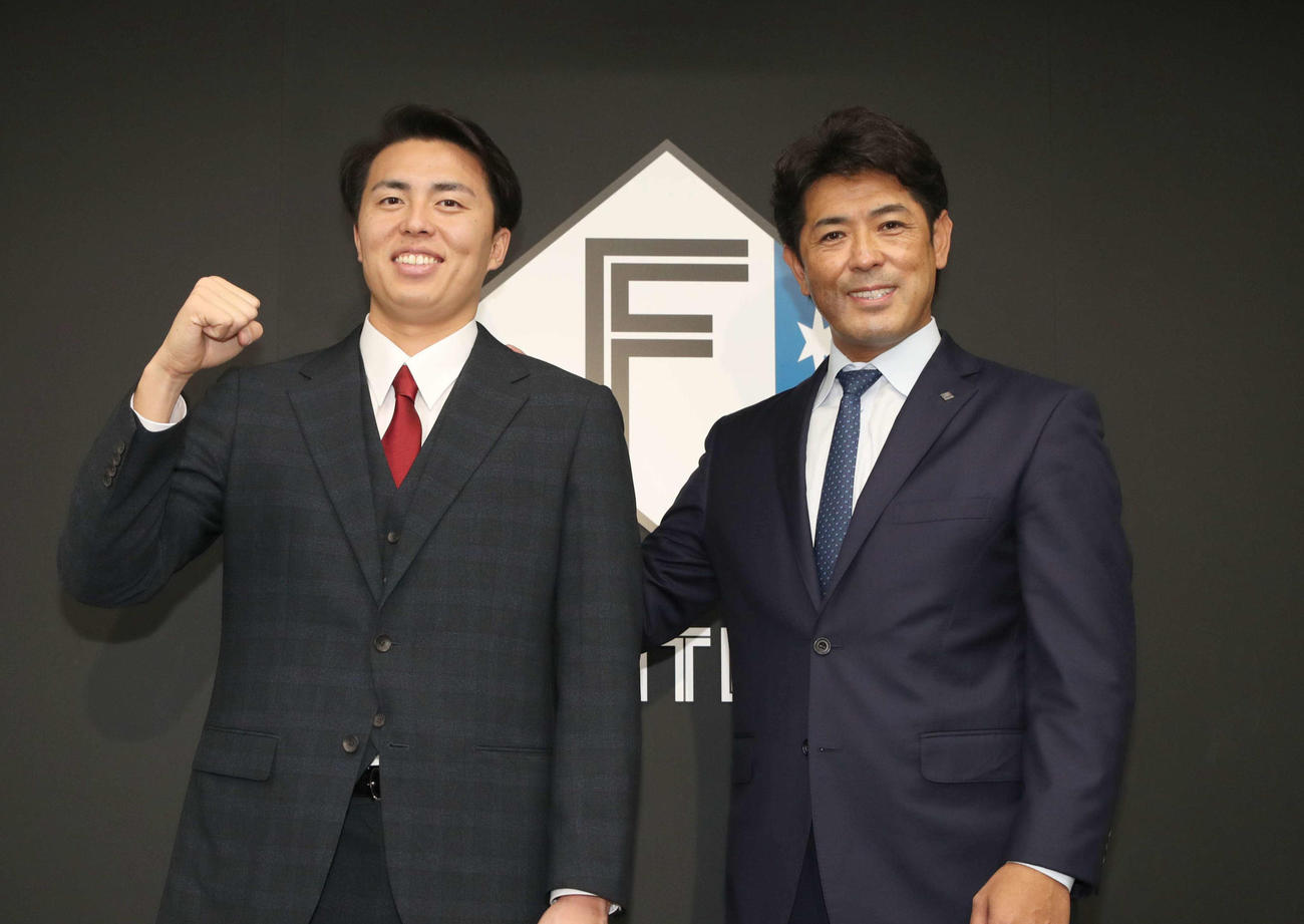 日本ハム入団会見で意気込む田中正。右は稲葉GM（撮影・黒川智章）