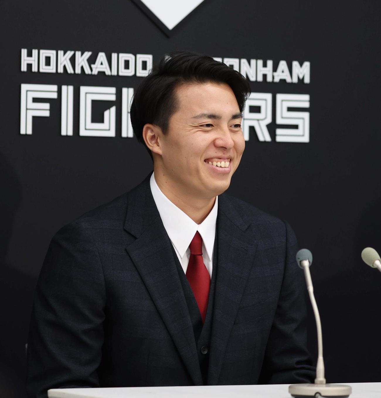 日本ハム入団会見で笑顔を見せる田中正義（撮影・黒川智章）