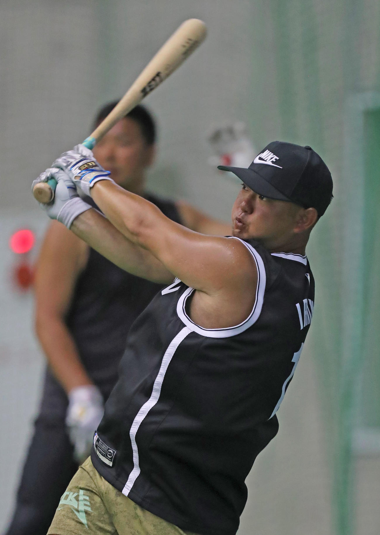 自主トレを公開し、打撃練習を行う森（撮影・屋方直哉）