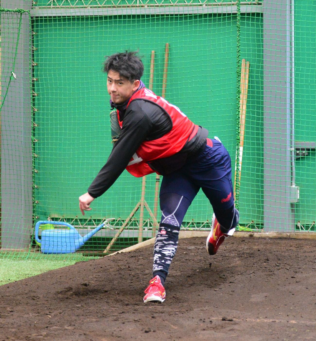 新人合同自主トレでブルペン投球を行った楽天林