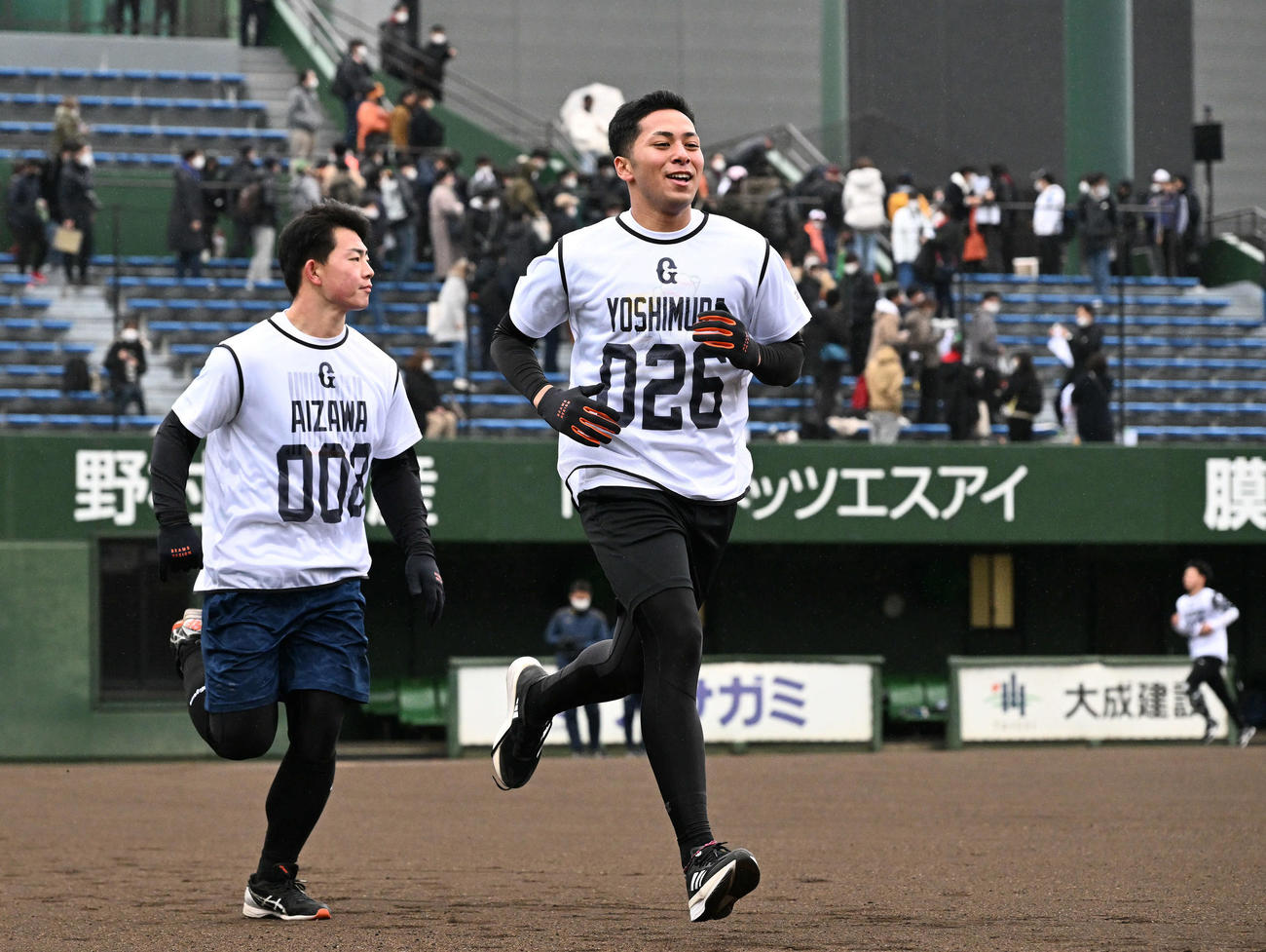 巨人新人合同自主トレの1500メートル走で力走する育成3位吉村（手前）（撮影・滝沢徹郎）