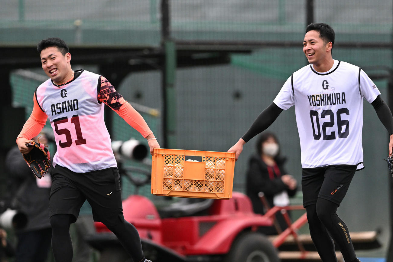 巨人新人合同自主トレのノックで使ったボールを運ぶドラフト1位浅野（左）と育成3位吉村（撮影・滝沢徹郎）