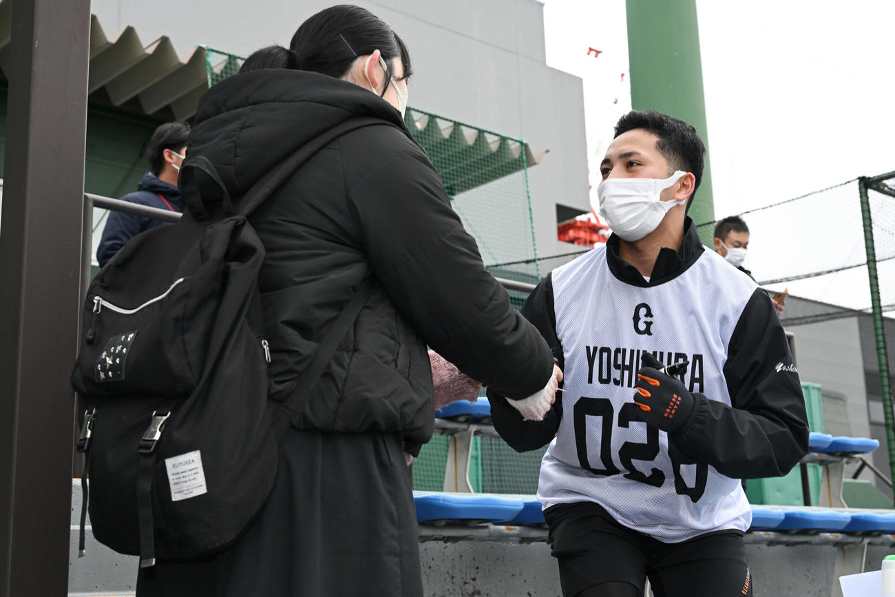 巨人新人合同自主トレでファンサービスする育成3位吉村（撮影・滝沢徹郎）