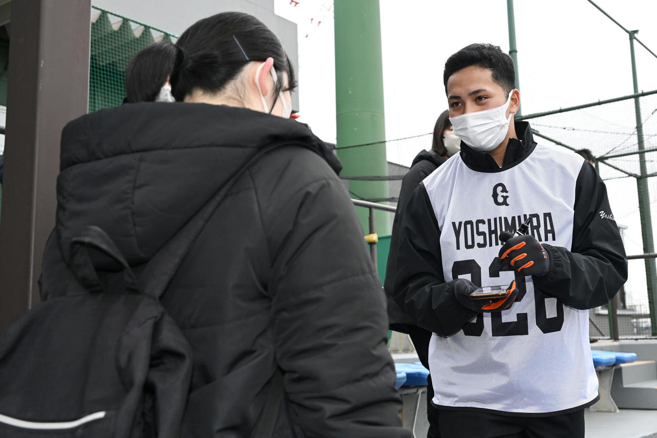 巨人新人合同自主トレでファンサービスする育成3位吉村（撮影・滝沢徹郎）