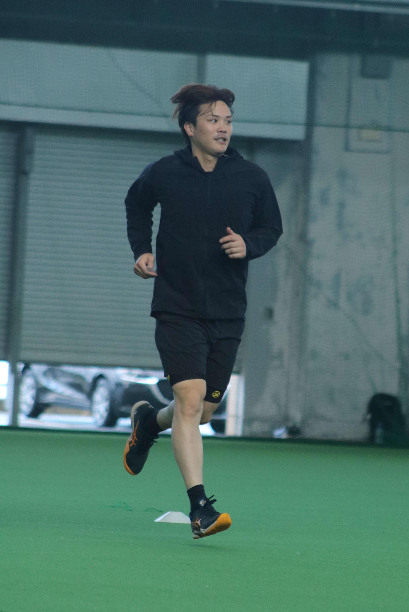 沖縄・恩納村で自主トレに励む日本ハム伏見（球団提供）