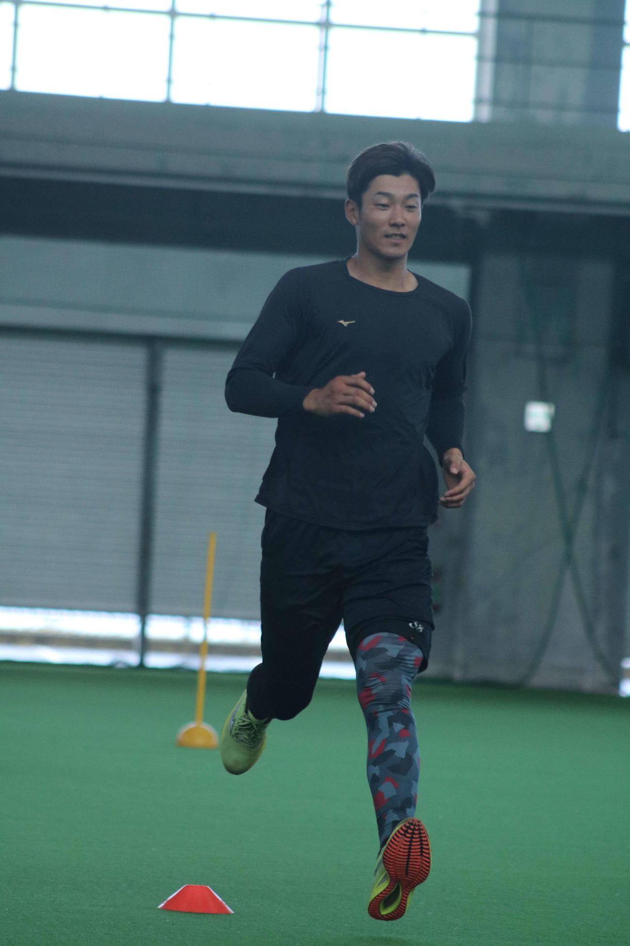 沖縄・恩納村で自主トレに励む日本ハム石井（球団提供）
