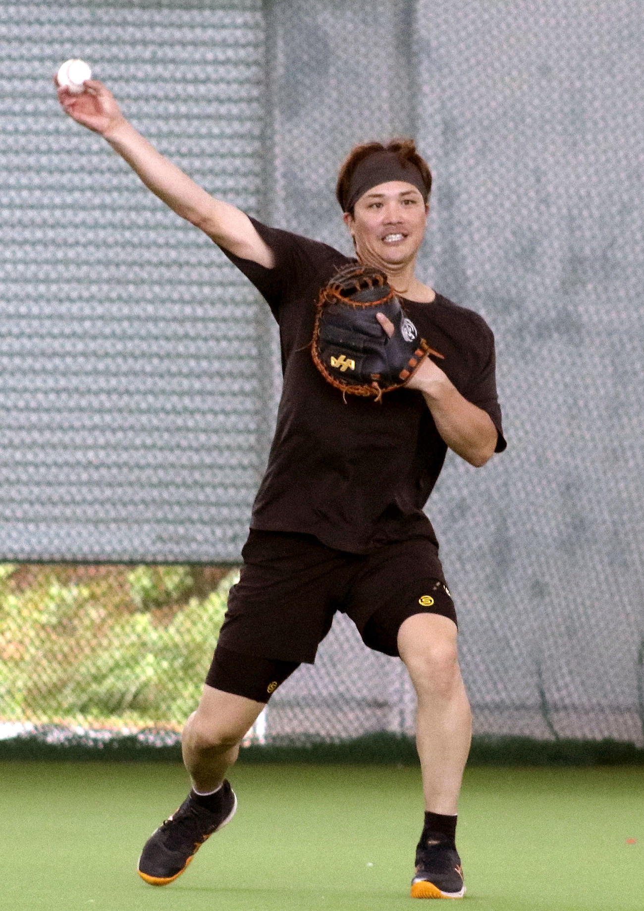 自主トレーニングをする日本ハム・伏見＝沖縄県恩納村（共同）