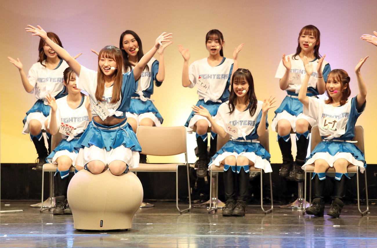 マルームズダンスを披露するファイターズガールの清水麻矢さん（撮影・佐藤翔太）