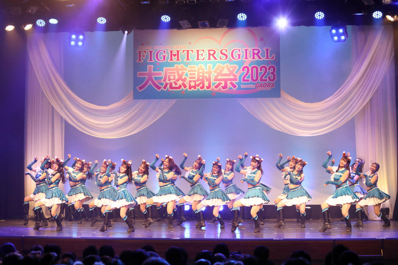 オープニングダンスを披露するファイターズガール（撮影・佐藤翔太）