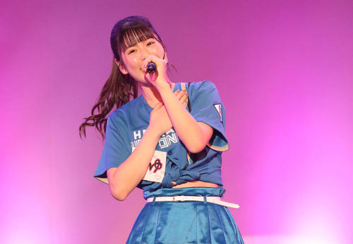 カラオケを披露するファイターズガールの滝谷美夢さん（撮影・佐藤翔太）