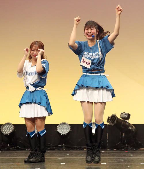 カラオケ対決で勝敗が決まり悔しがるファイターズガールの大西真帆さん（左）と喜ぶ滝谷美夢さん（撮影・佐藤翔太）