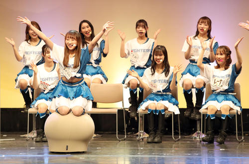 マルームズダンスを披露するファイターズガールの清水麻矢さん（撮影・佐藤翔太）