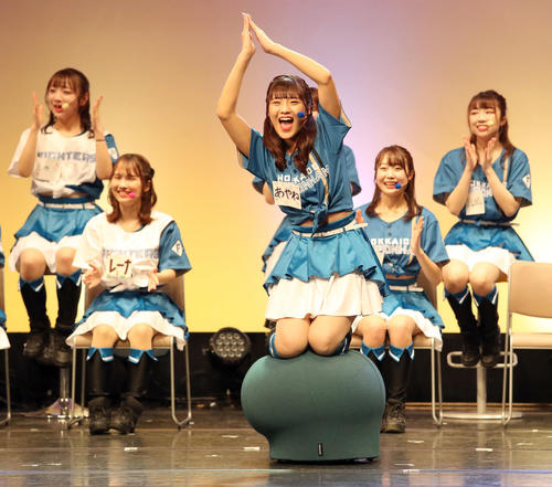 マルームズダンスを披露するファイターズガールの工藤彩音さん（撮影・佐藤翔太）