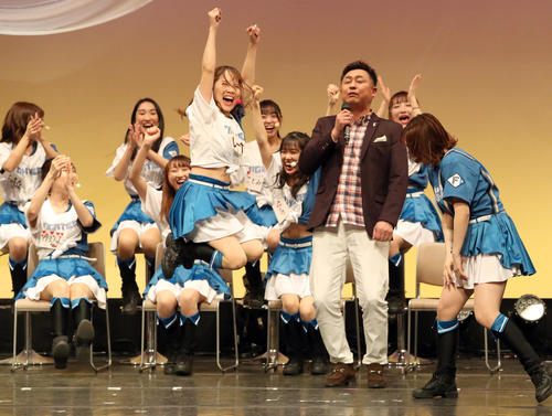 あっち向いてホイで勝利し喜ぶファイターズガールの山口伶奈さん（撮影・佐藤翔太）