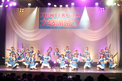 オープニングダンスを披露するファイターズガール（撮影・佐藤翔太）