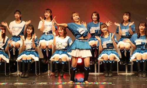 足つぼダンスを披露するファイターズガールの高野実さん（撮影・佐藤翔太）
