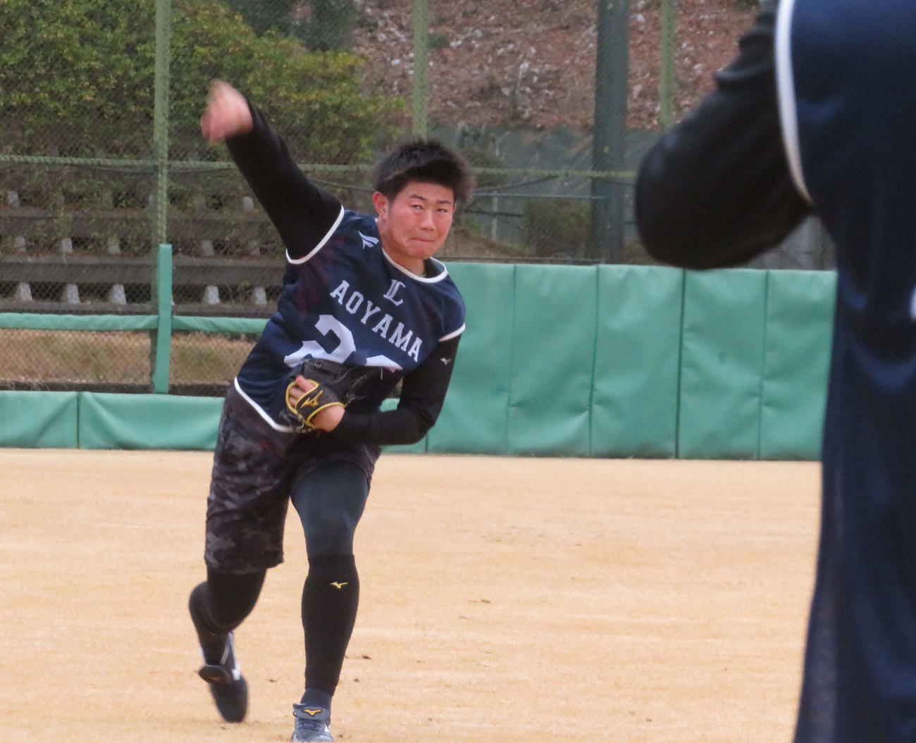キャッチボールをする西武ドラフト4位青山（撮影・金子真仁）