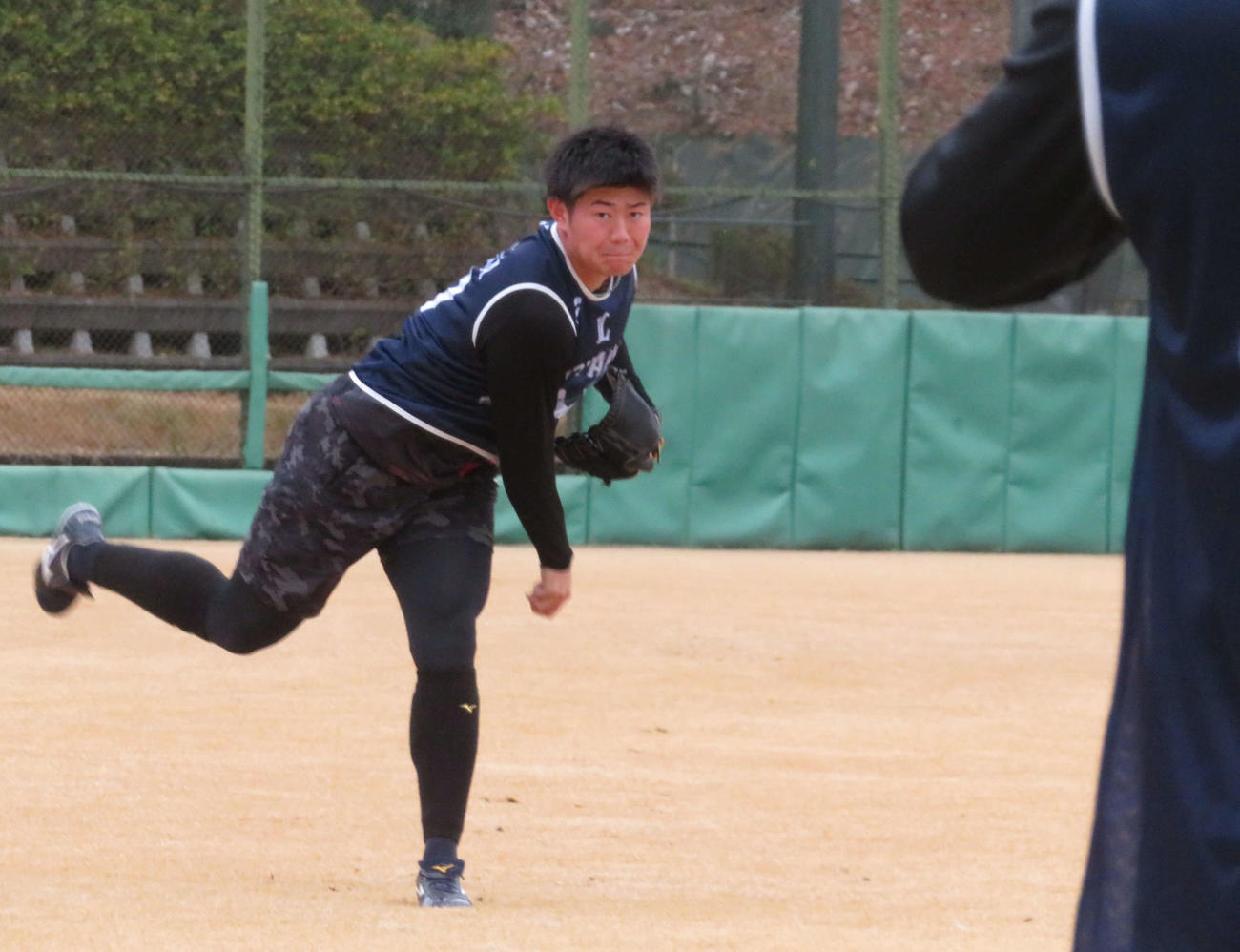 キャッチボールをする西武4位青山（撮影・金子真仁）