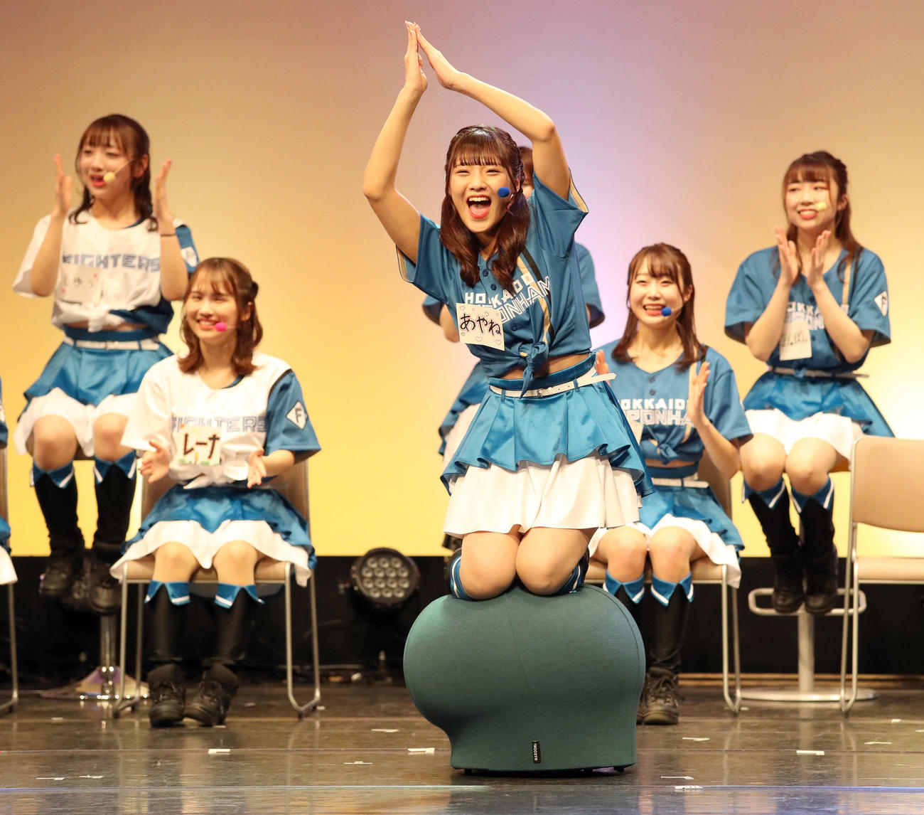 マルームズダンスを披露するファイターズガールの工藤彩音さん（撮影・佐藤翔太）