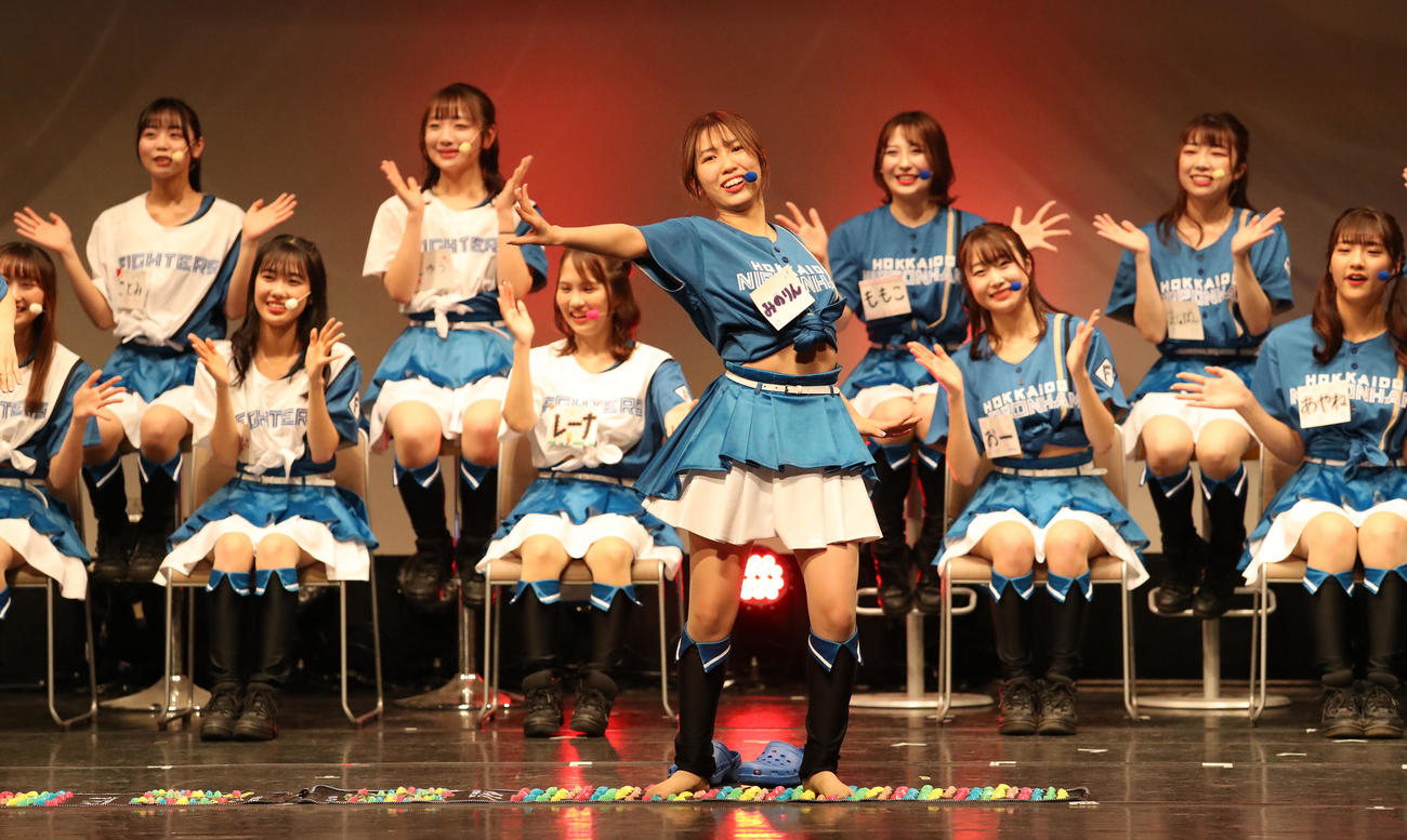 足つぼダンスを披露するファイターズガールの高野実さん（撮影・佐藤翔太）