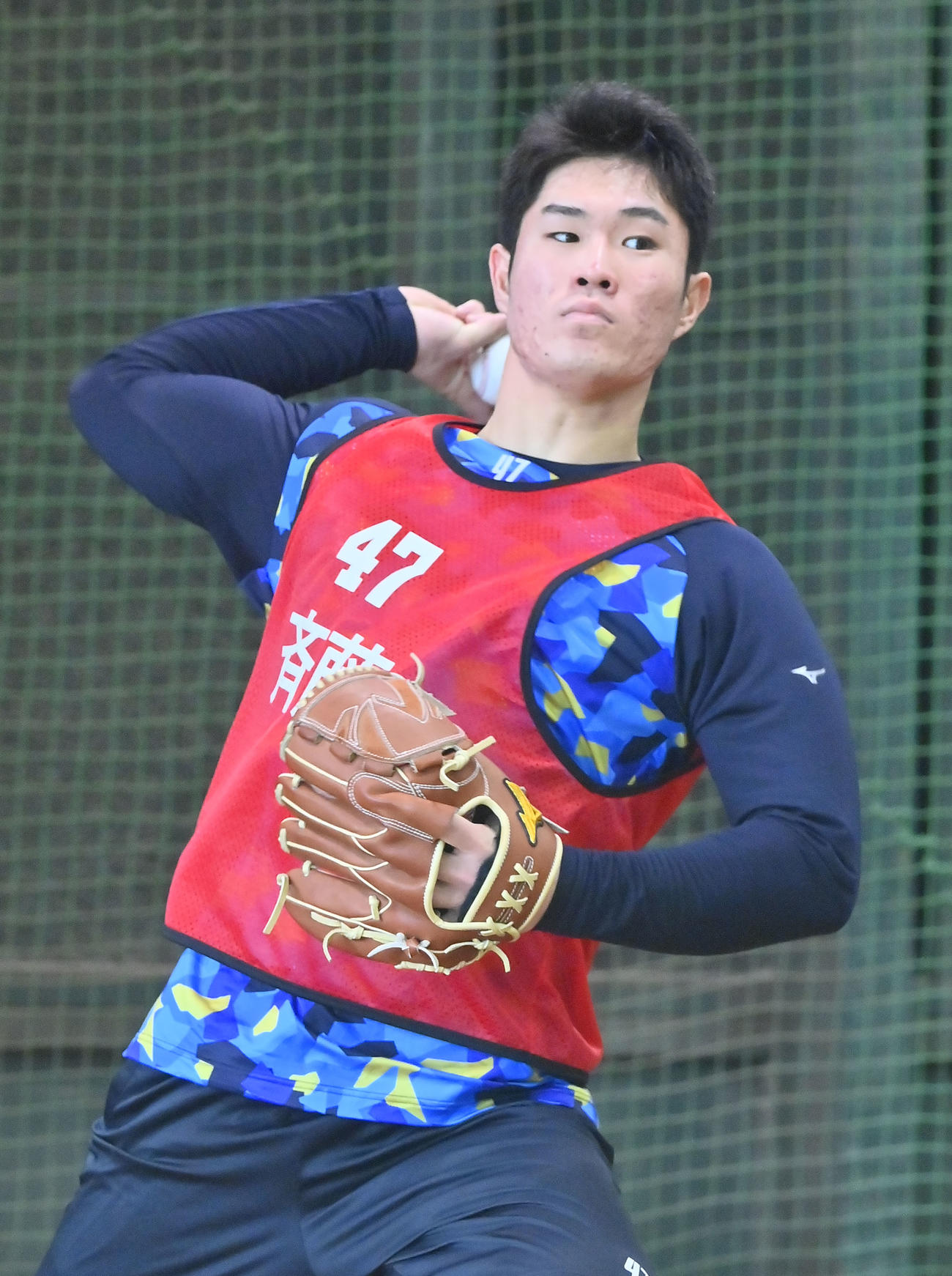 合同自主トレ初日にブルペンに入る広島斉藤（撮影・和賀正仁）