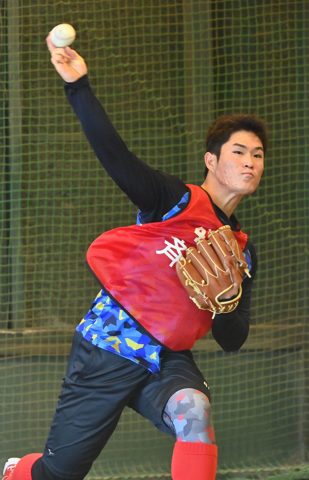 合同自主トレ初日にブルペンに入る広島斉藤（撮影・和賀正仁）