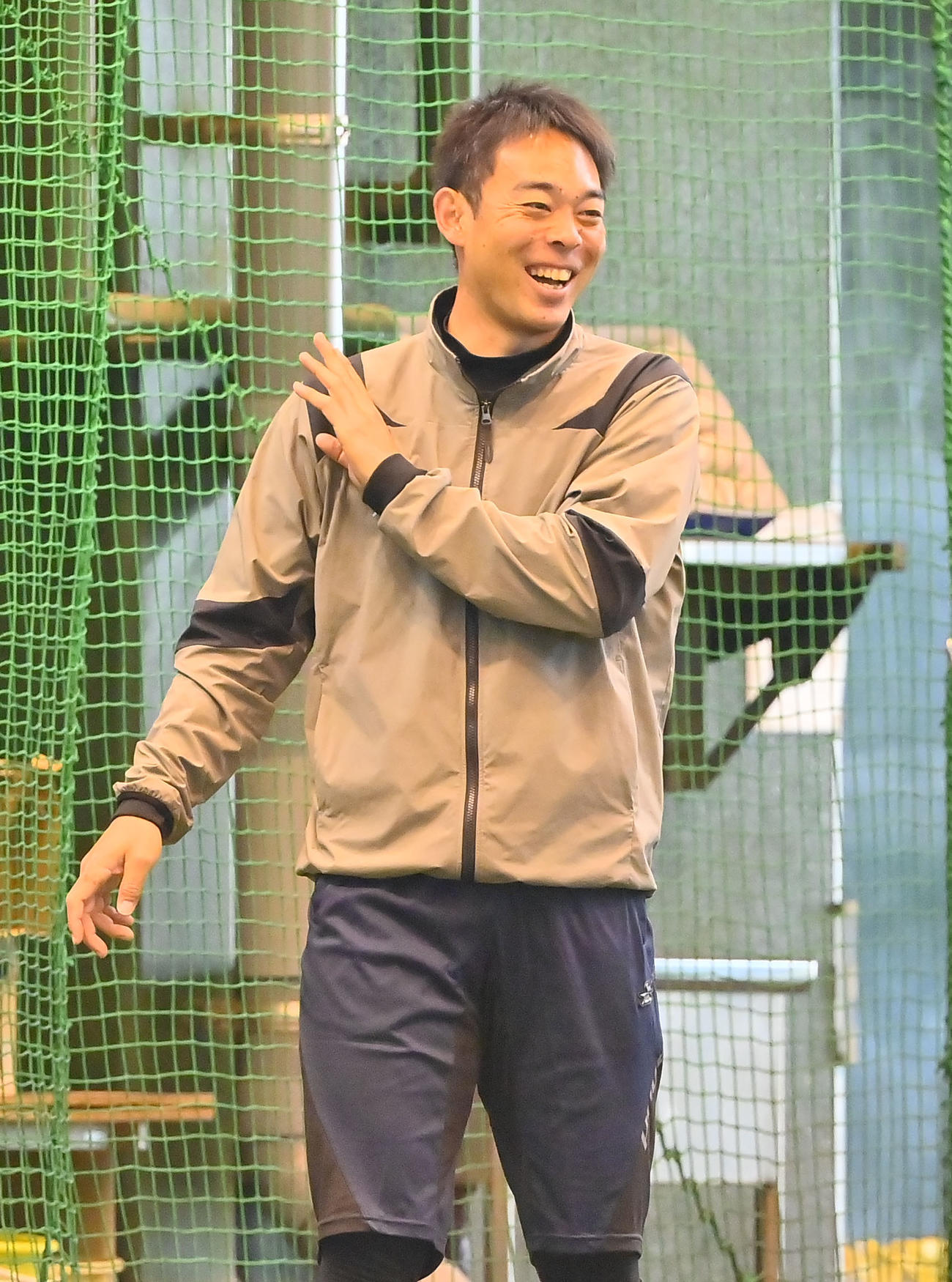 合同自主トレに参加し笑顔を見せる広島秋山（撮影・和賀正仁）