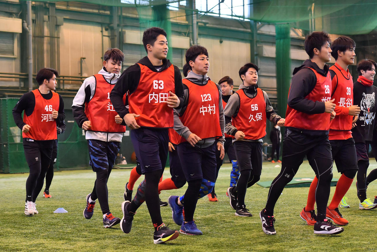 合同自主トレに参加する広島の新人選手ら（撮影・和賀正仁）