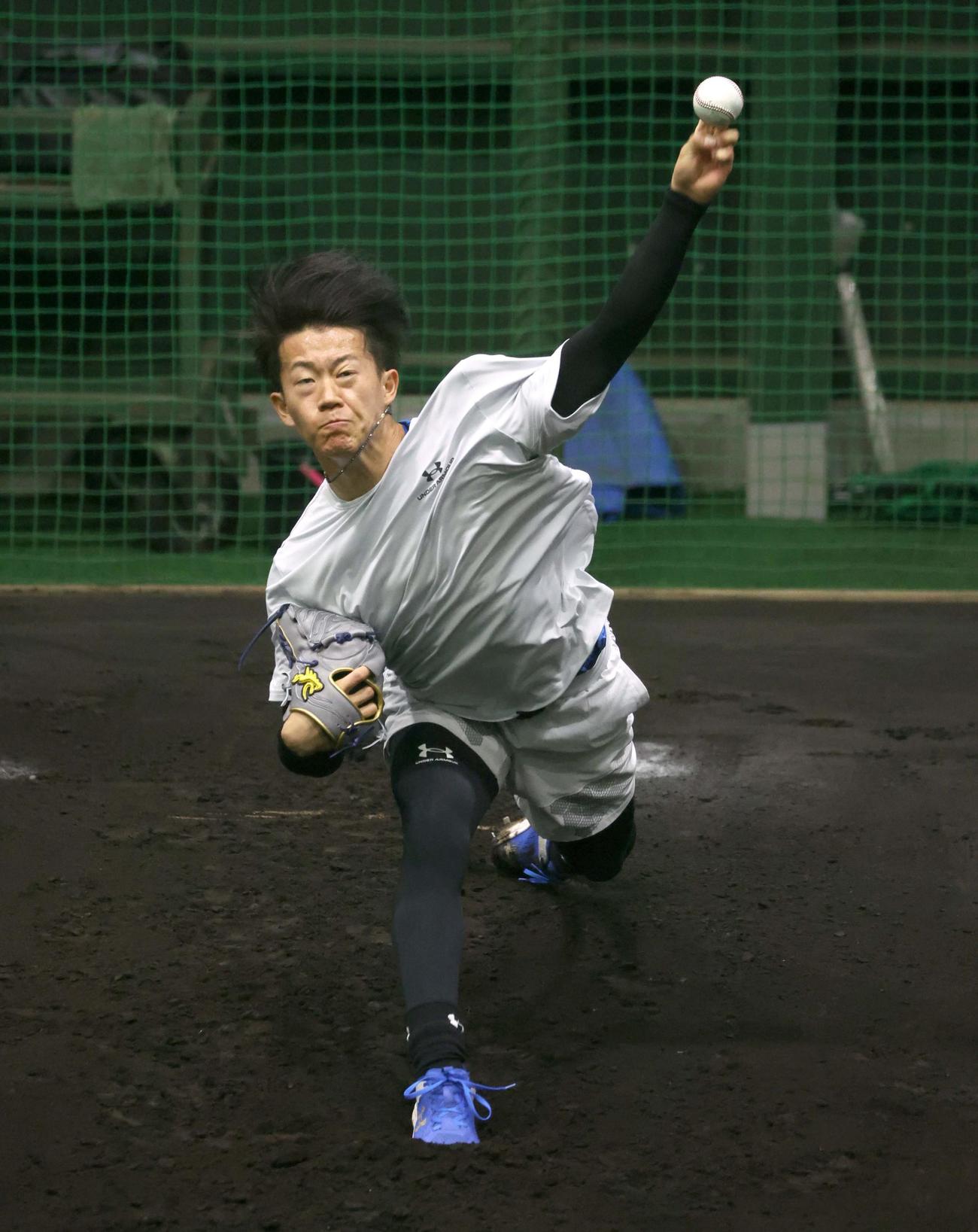ブルペンで投球する日本ハム矢沢（撮影・黒川智章）