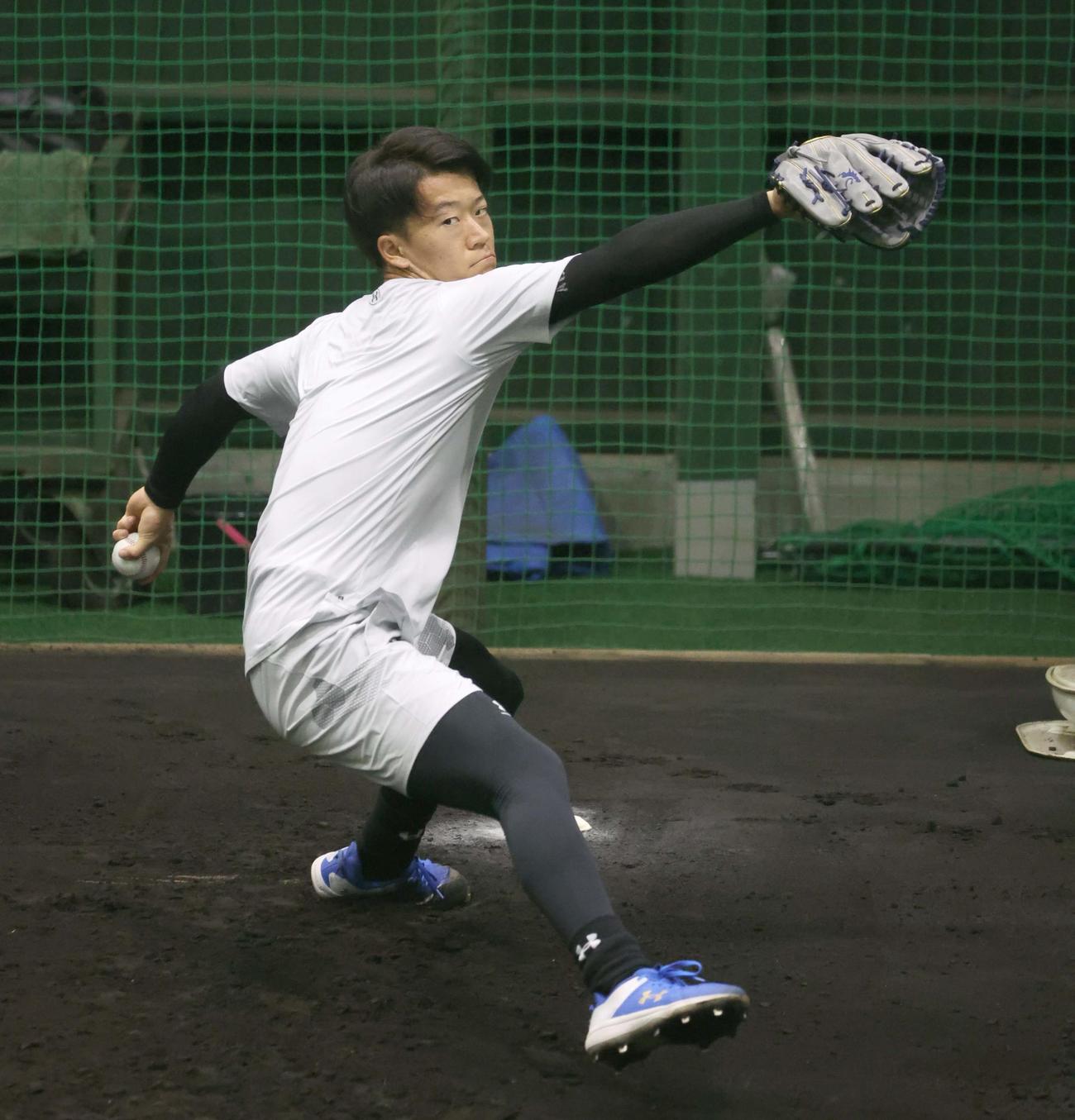 ブルペンで投球する日本ハム矢沢（撮影・黒川智章）