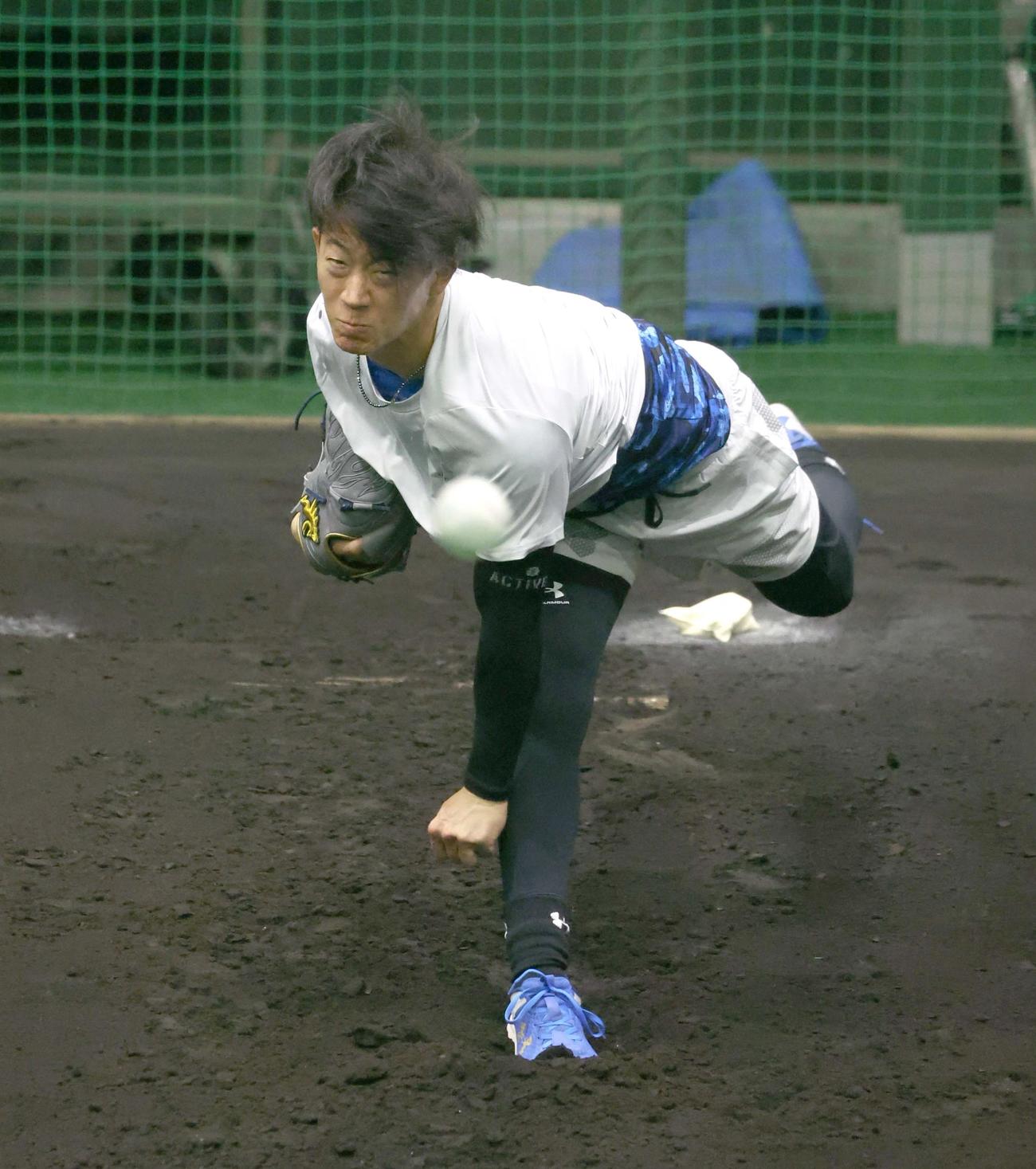 ブルペンで投球する日本ハム矢沢（撮影・黒川智章）