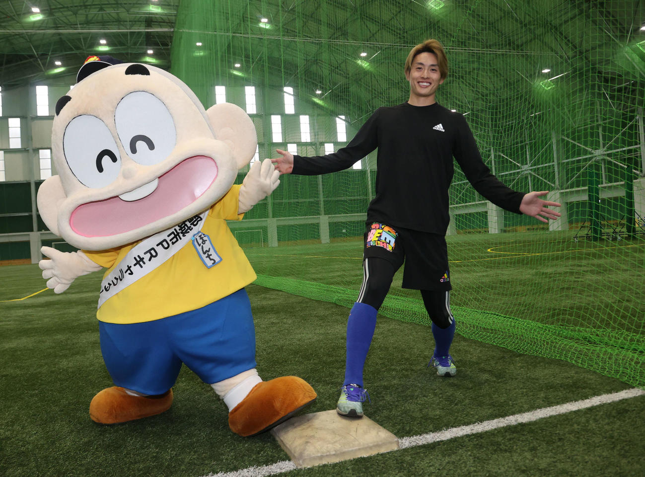 都城市PRキャラクター兼PR部長のぼんちくんと記念撮影に納まる周東（撮影・梅根麻紀）