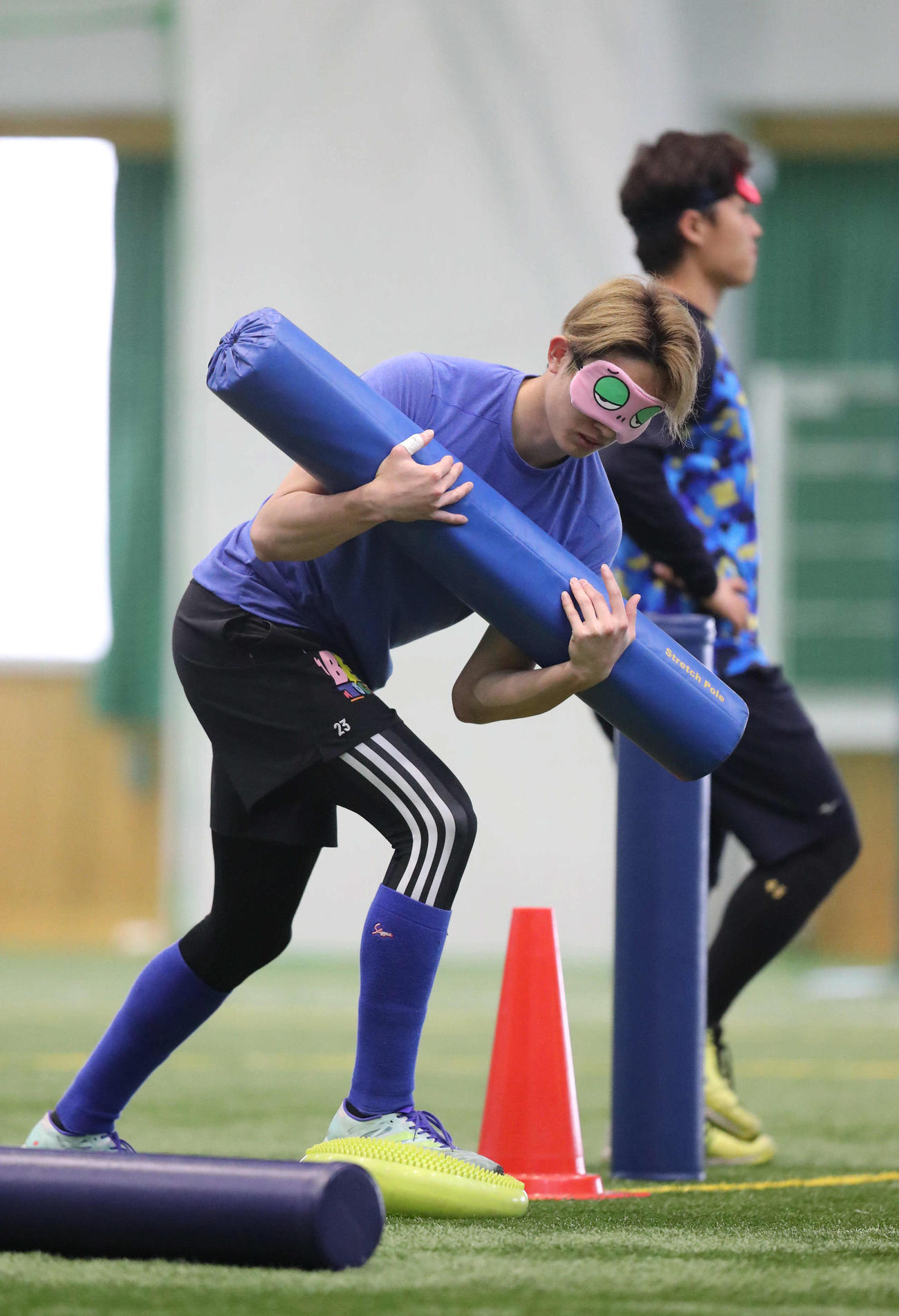 アイマスクをして体幹トレーニングを行う周東佑京（撮影・梅根麻紀）