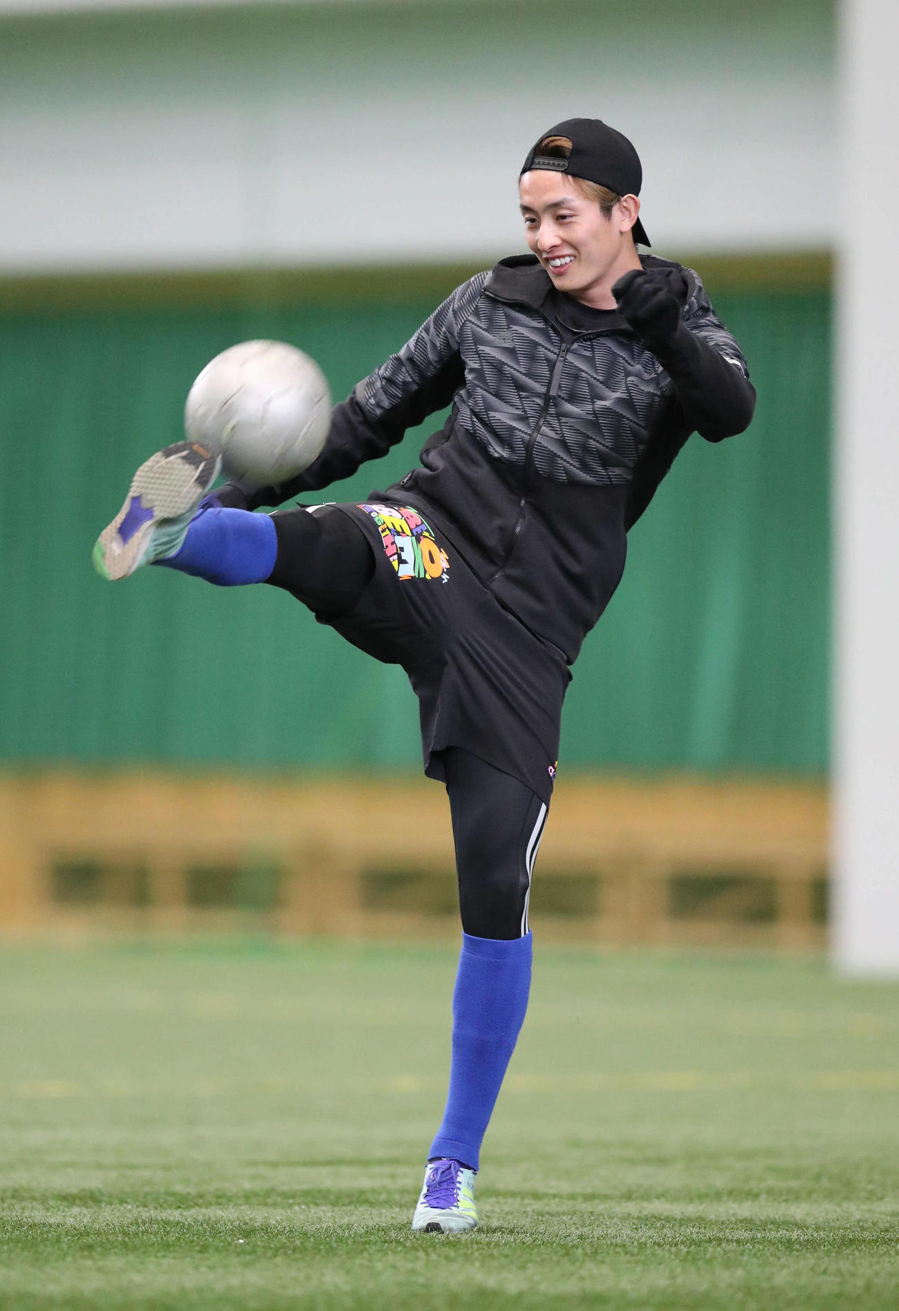 練習前、サッカーゲームを楽しむソフトバンク周東（撮影・梅根麻紀）