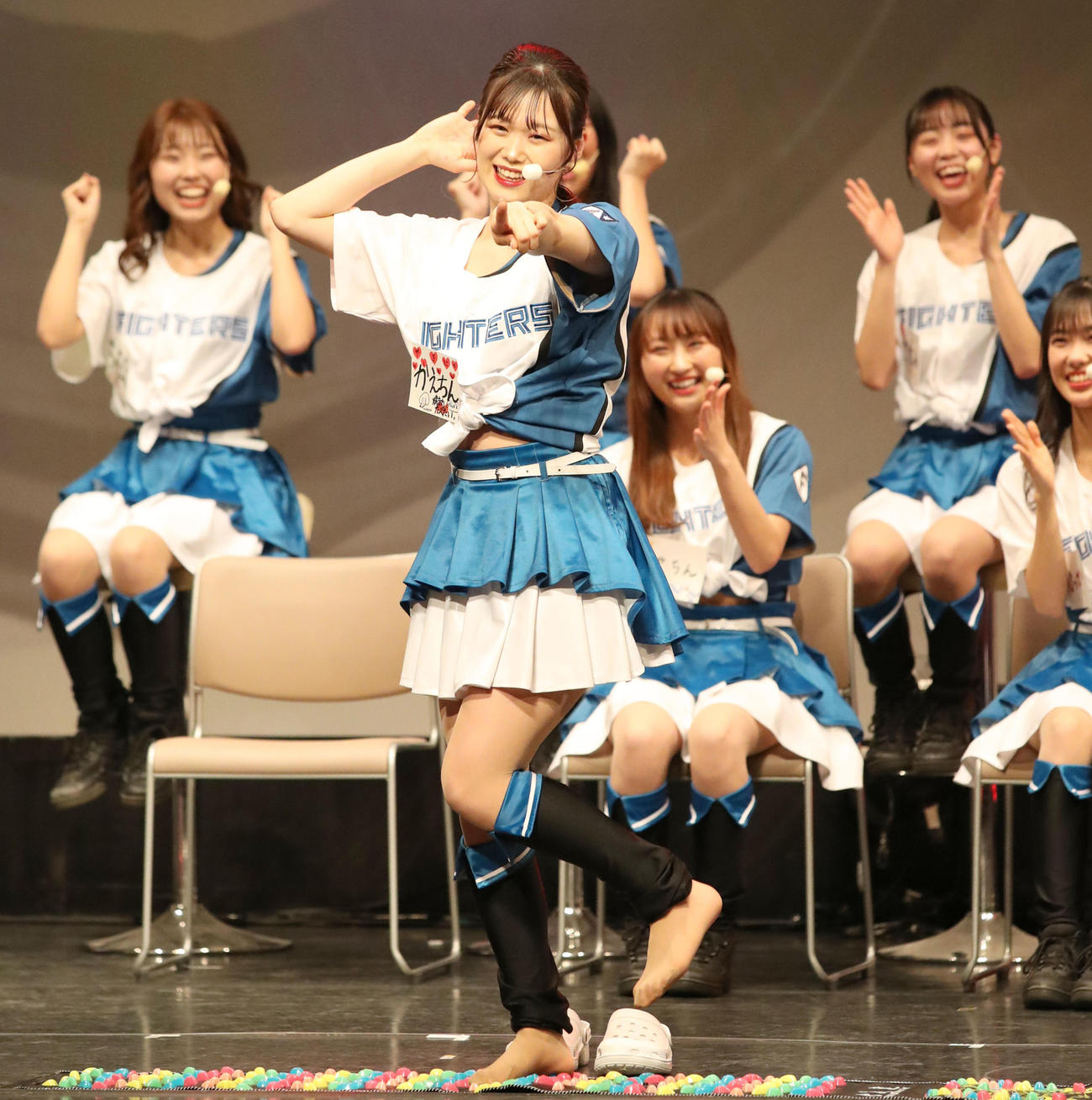 足つぼダンスを披露するファイターズガールの讃岐花笑さん（撮影・佐藤翔太）