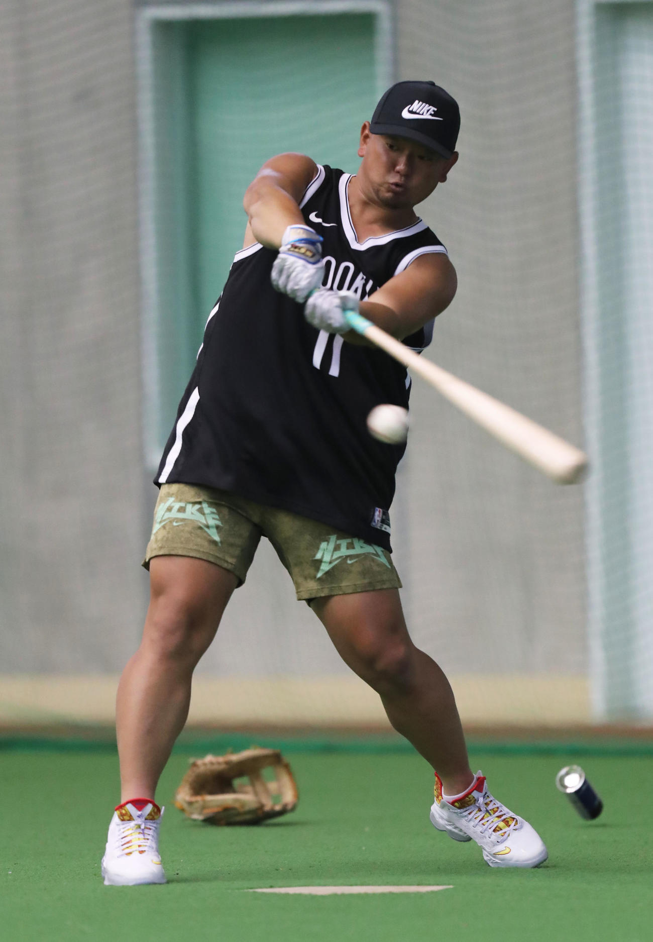 自主トレを公開し、打撃練習を行う森（撮影・屋方直哉）