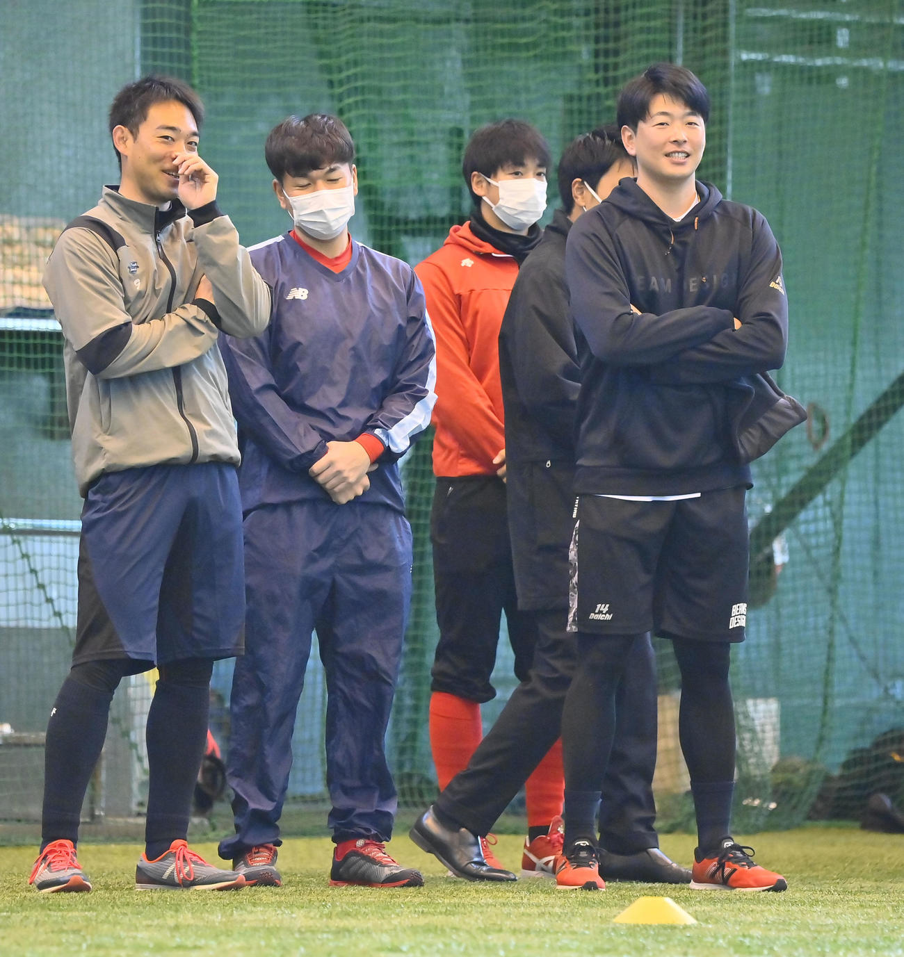 合同自主トレの開始前、笑顔を見せる広島大瀬良、左は秋山（撮影・和賀正仁）