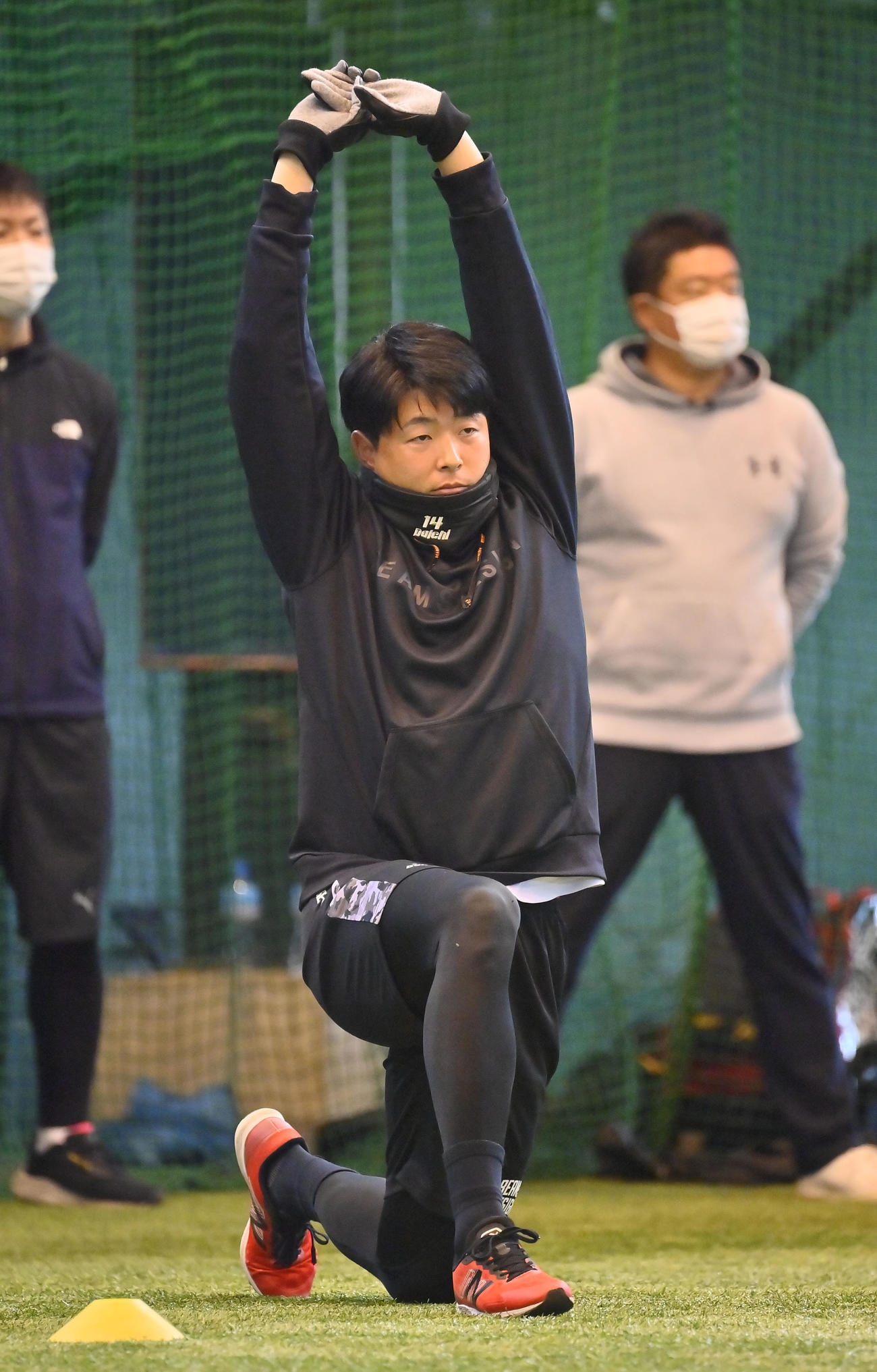 合同自主トレに参加しウオームアップする広島大瀬良（撮影・和賀正仁）