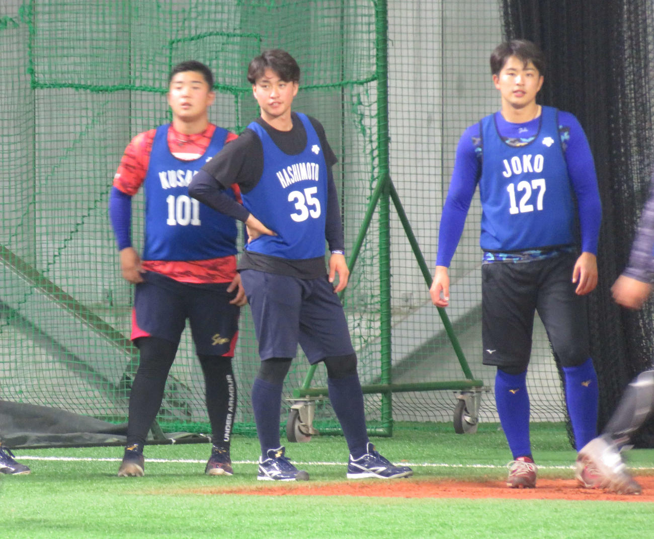 新人合同自主トレで汗を流すDeNAのドラフト5位、橋本（中央）