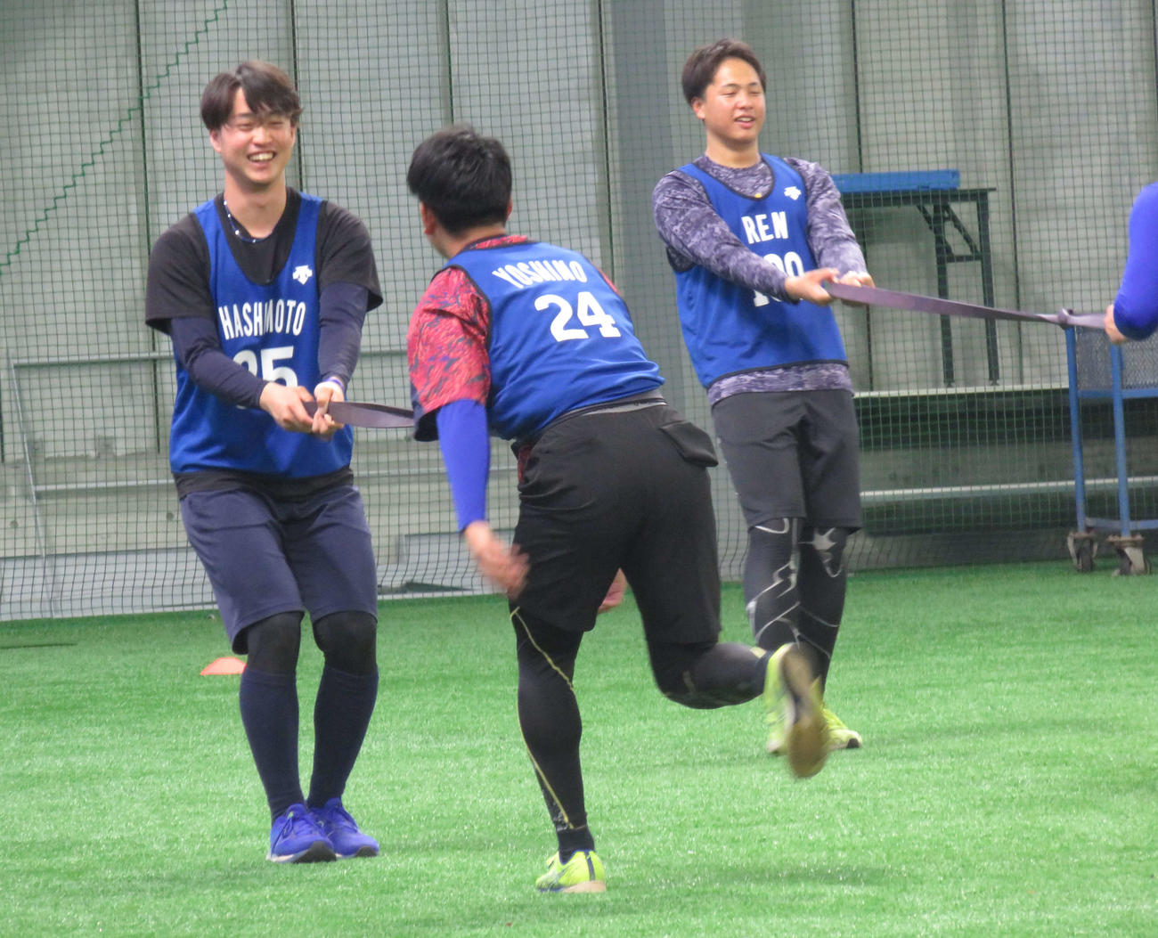 新人合同自主トレで笑顔を見せるDeNAのドラフト5位、橋本（左）
