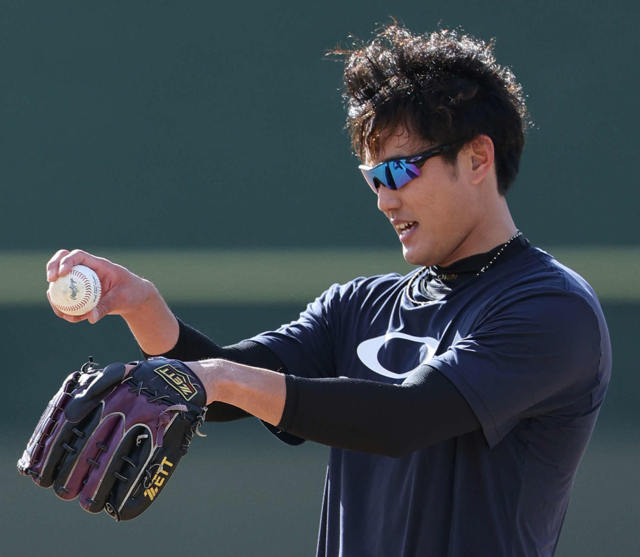 MLB球でキャッチボールする藤浪（2023年1月10日撮影）